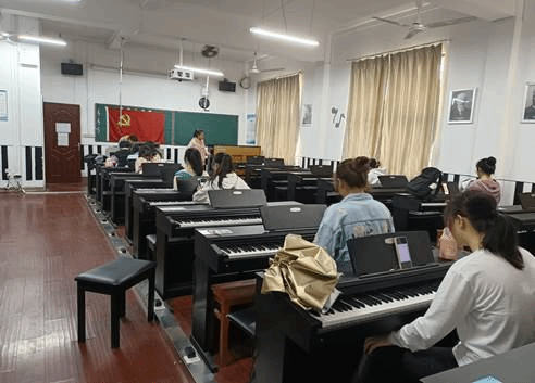 图示, 示意图
中度可信度描述已自动生成